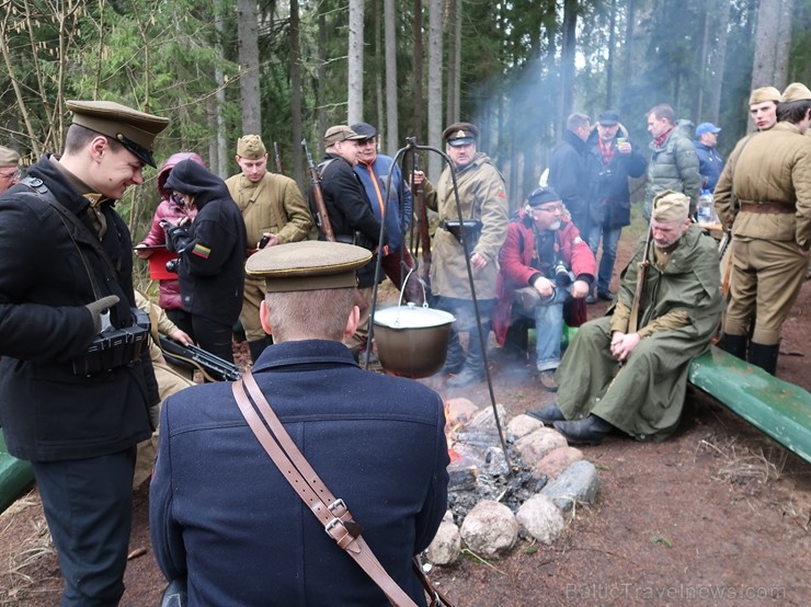 Pie Īles nacionālo partizānu bunkura notika piemiņas brīdis un kaujas rekonstrukcija Pie Īles nacionālo partizānu bunkura notika piemiņas brīdis un kaujas rekonstrukcija