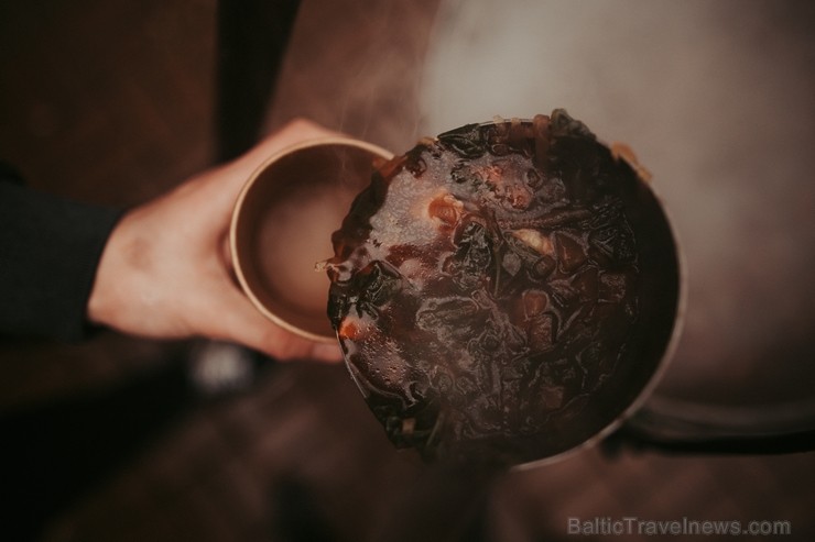 Pavasara saulgrieži tiek daudzināti laikā, kad dienas garums sāk pārspēt naktis, tādēļ Valmiermuižā tos jau svinēja ar dažādām izdarībām un andeli tir 249168
