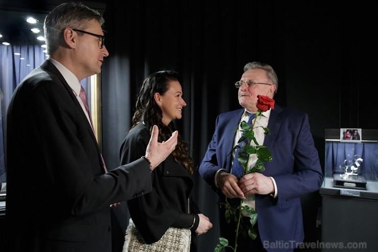 Rīgā durvis vēris Dzīvā sudraba muzejs, kas atrodas Vecrīgā, Jēkaba ielā 3/5. un tā ekspozīcijā ir mākslinieka Oļega Auzera veidotās skulpturālās komp Rīgā durvis vēris Dzīvā sudraba muzejs, kas atrodas Vecrīgā, Jēkaba ielā 3/5. un tā ekspozīcijā ir mākslinieka Oļega Auzera veidotās skulpturālās komp 249477
