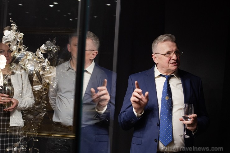Rīgā durvis vēris Dzīvā sudraba muzejs, kas atrodas Vecrīgā, Jēkaba ielā 3/5. un tā ekspozīcijā ir mākslinieka Oļega Auzera veidotās skulpturālās komp Rīgā durvis vēris Dzīvā sudraba muzejs, kas atrodas Vecrīgā, Jēkaba ielā 3/5. un tā ekspozīcijā ir mākslinieka Oļega Auzera veidotās skulpturālās komp 249483