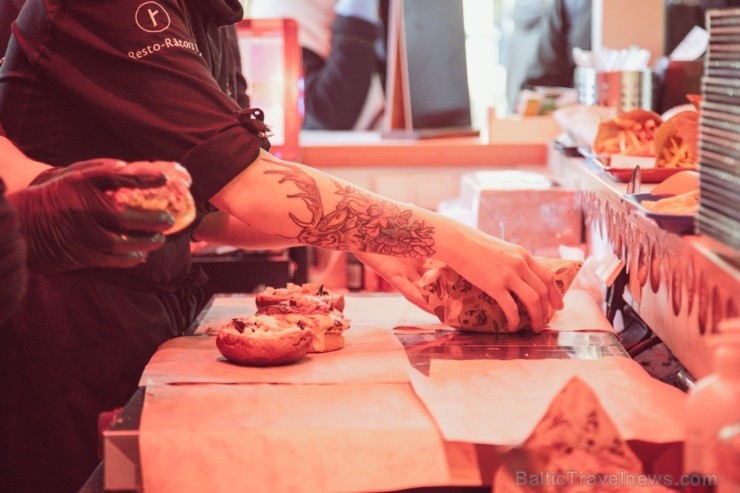 Resto-Rātors restorānu grupas vadītājs Viktors Ravdive Centrālā Gastro Tirgus kioskā Resto-Rātors restorānu grupas vadītājs Viktors Ravdive Centrālā Gastro Tirgus kioskā