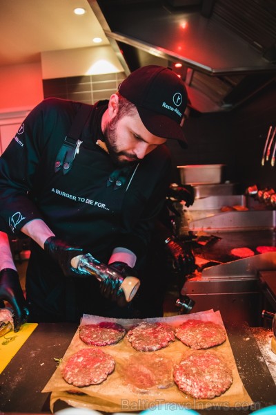 Resto-Rātors restorānu grupas vadītājs Viktors Ravdive Centrālā Gastro Tirgus kioskā Resto-Rātors restorānu grupas vadītājs Viktors Ravdive Centrālā Gastro Tirgus kioskā