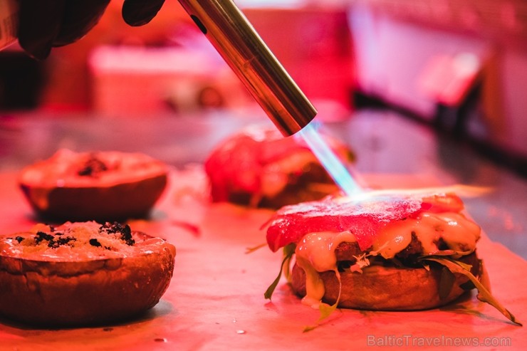 Resto-Rātors restorānu grupas vadītājs Viktors Ravdive Centrālā Gastro Tirgus kioskā Resto-Rātors restorānu grupas vadītājs Viktors Ravdive Centrālā Gastro Tirgus kioskā