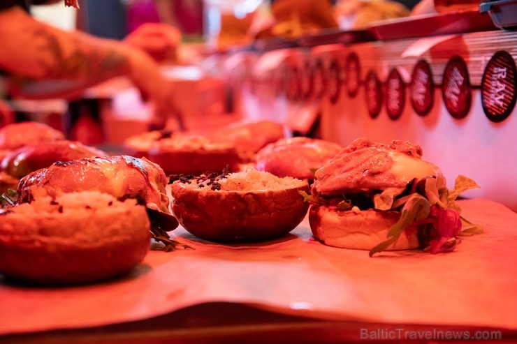 Resto-Rātors restorānu grupas vadītājs Viktors Ravdive Centrālā Gastro Tirgus kioskā Resto-Rātors restorānu grupas vadītājs Viktors Ravdive Centrālā Gastro Tirgus kioskā