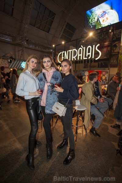 Centrālajā Gastro Tirgū atklāta 2019. gada pavasara Rīgas modes nedēļa, un atklāšanas pasākums vienkopus pulcēja pašus stilīgākos modes fanus Centrālajā Gastro Tirgū atklāta 2019. gada pavasara Rīgas modes nedēļa, un atklāšanas pasākums vienkopus pulcēja pašus stilīgākos modes fanus 249887