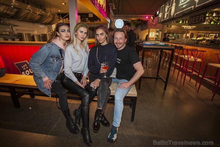 Centrālajā Gastro Tirgū atklāta 2019. gada pavasara Rīgas modes nedēļa, un atklāšanas pasākums vienkopus pulcēja pašus stilīgākos modes fanus Centrālajā Gastro Tirgū atklāta 2019. gada pavasara Rīgas modes nedēļa, un atklāšanas pasākums vienkopus pulcēja pašus stilīgākos modes fanus 249895