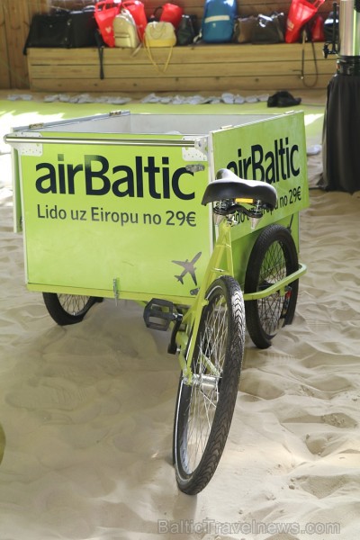 Nacionālā lidsabiedrība «airBaltic» izklaidē ceļojumu aģentus pludmales smiltīs, prezentējot Maltu 250897