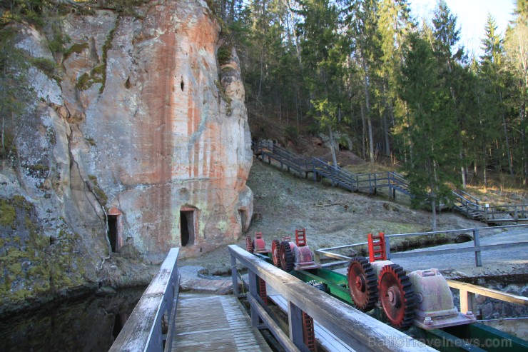 Klints kopā ar slūžu mehānismiem veido diezgan seriālu kopainu, kā ieskicējot izgājušo gadsimtu industrializācijas ielaušanos līdz tam mierīgajā idill 251071