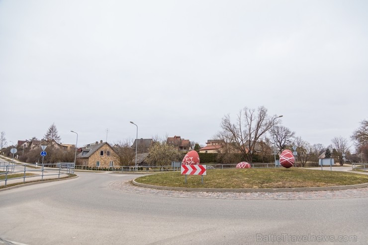 Travelnews.lv Lieldienās aicina apceļot Latviju un apskatīt virkni daudzveidīgu un interesantu svētku dekorāciju. Foto: Madonas TIC Travelnews.lv Lieldienās aicina apceļot Latviju un apskatīt virkni daudzveidīgu un interesantu svētku dekorāciju. Foto: Madonas TIC 251755