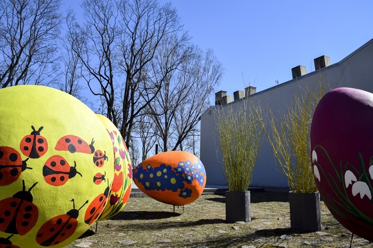 Travelnews.lv Lieldienās aicina apceļot Latviju un apskatīt virkni daudzveidīgu un interesantu svētku dekorāciju. Foto: Kārlis Komarovskis, Kuldīgas T Travelnews.lv Lieldienās aicina apceļot Latviju un apskatīt virkni daudzveidīgu un interesantu svētku dekorāciju. Foto: Kārlis Komarovskis, Kuldīgas T 252091