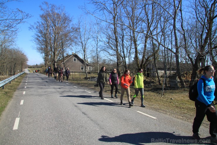 Esam iekavējuši laiku apbrīnojot fosīlijas un zilo mālu krātuves, tādēļ, lai tiktu galā laicīgi - jāpieliek solis. Esam iekavējuši laiku apbrīnojot fosīlijas un zilo mālu krātuves, tādēļ, lai tiktu galā laicīgi - jāpieliek solis. 252200