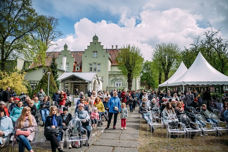 Ar svinīgiem koncertiem, militāro parādi, kopīgu pulcēšanos pie balti klātiem galdiem sestdien Latvijā un citviet pasaulē plaši tika svinēta Latvijas Ar svinīgiem koncertiem, militāro parādi, kopīgu pulcēšanos pie balti klātiem galdiem sestdien Latvijā un citviet pasaulē plaši tika svinēta Latvijas 253451