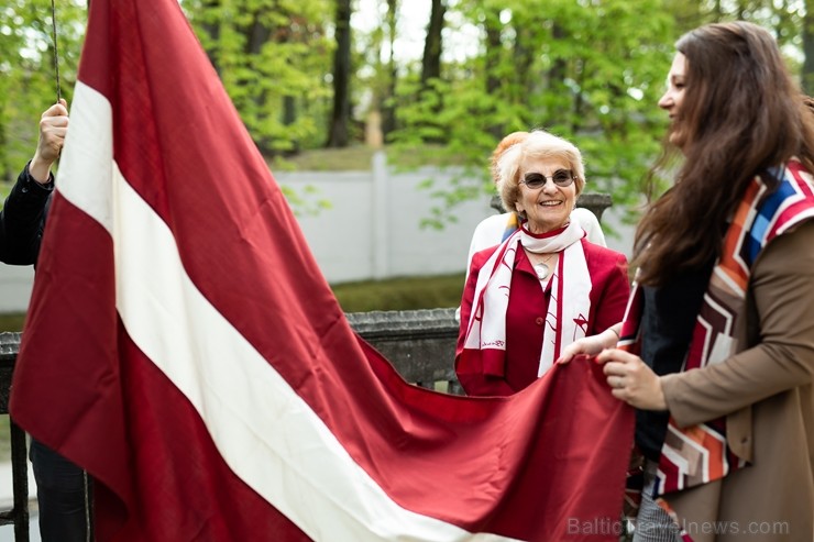 Ar svinīgiem koncertiem, militāro parādi, kopīgu pulcēšanos pie balti klātiem galdiem sestdien Latvijā un citviet pasaulē plaši tika svinēta Latvijas  253470