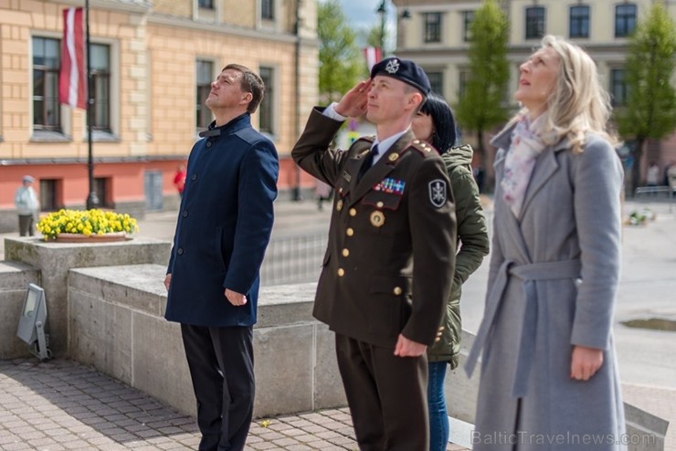 Ar svinīgiem koncertiem, militāro parādi, kopīgu pulcēšanos pie balti klātiem galdiem sestdien Latvijā un citviet pasaulē plaši tika svinēta Latvijas  253482