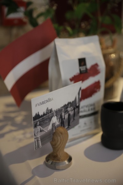 Ar svinīgiem koncertiem, militāro parādi, kopīgu pulcēšanos pie balti klātiem galdiem sestdien Latvijā un citviet pasaulē plaši tika svinēta Latvijas  253484