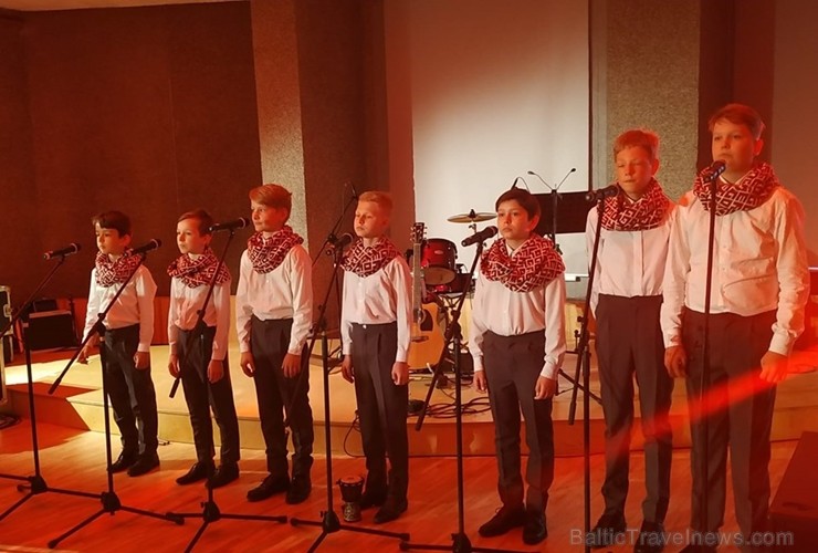 Ar svinīgiem koncertiem, militāro parādi, kopīgu pulcēšanos pie balti klātiem galdiem sestdien Latvijā un citviet pasaulē plaši tika svinēta Latvijas Ar svinīgiem koncertiem, militāro parādi, kopīgu pulcēšanos pie balti klātiem galdiem sestdien Latvijā un citviet pasaulē plaši tika svinēta Latvijas 253486