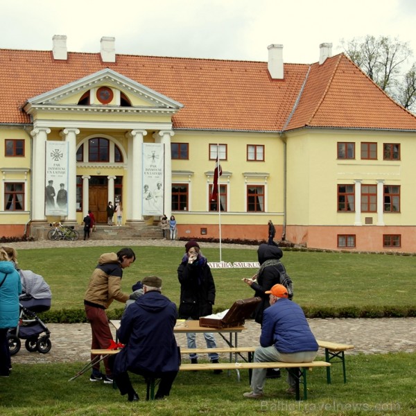 Ar svinīgiem koncertiem, militāro parādi, kopīgu pulcēšanos pie balti klātiem galdiem sestdien Latvijā un citviet pasaulē plaši tika svinēta Latvijas Ar svinīgiem koncertiem, militāro parādi, kopīgu pulcēšanos pie balti klātiem galdiem sestdien Latvijā un citviet pasaulē plaši tika svinēta Latvijas 253504