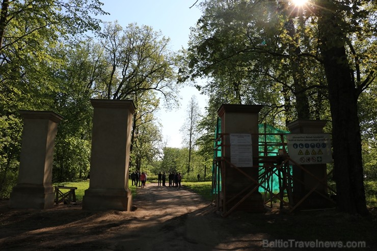 Preiļi top skaistāki - ar izzinošu stāstījumu pilsētas parkā noritējuši noslēdzošie darbi pie vārtu stabu apmetuma atjaunošanas, gruntēšanas un krāsoš 254018