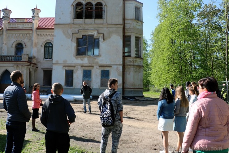 Preiļi top skaistāki - ar izzinošu stāstījumu pilsētas parkā noritējuši noslēdzošie darbi pie vārtu stabu apmetuma atjaunošanas, gruntēšanas un krāsoš 254019