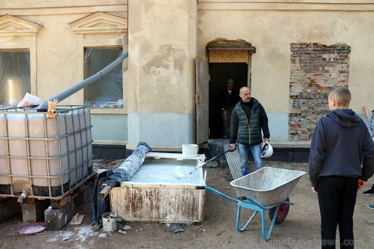 Preiļi top skaistāki - ar izzinošu stāstījumu pilsētas parkā noritējuši noslēdzošie darbi pie vārtu stabu apmetuma atjaunošanas, gruntēšanas un krāsoš 254021