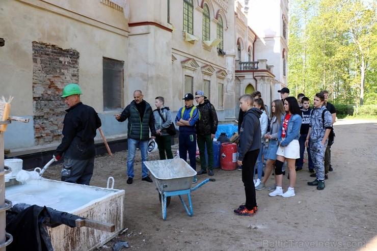 Preiļi top skaistāki - ar izzinošu stāstījumu pilsētas parkā noritējuši noslēdzošie darbi pie vārtu stabu apmetuma atjaunošanas, gruntēšanas un krāsoš 254022