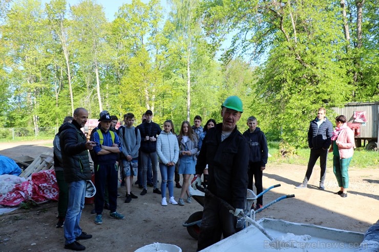 Preiļi top skaistāki - ar izzinošu stāstījumu pilsētas parkā noritējuši noslēdzošie darbi pie vārtu stabu apmetuma atjaunošanas, gruntēšanas un krāsoš 254023