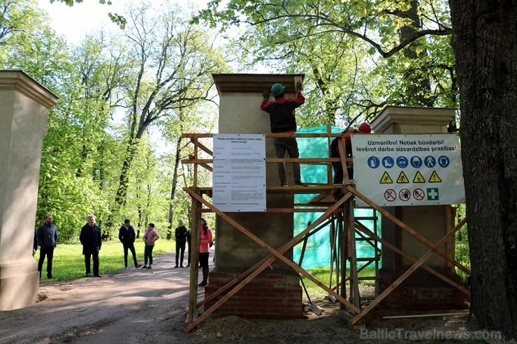 Preiļi top skaistāki - ar izzinošu stāstījumu pilsētas parkā noritējuši noslēdzošie darbi pie vārtu stabu apmetuma atjaunošanas, gruntēšanas un krāsoš 254031