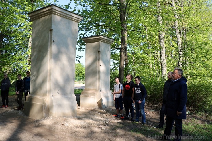 Preiļi top skaistāki - ar izzinošu stāstījumu pilsētas parkā noritējuši noslēdzošie darbi pie vārtu stabu apmetuma atjaunošanas, gruntēšanas un krāsoš 254033