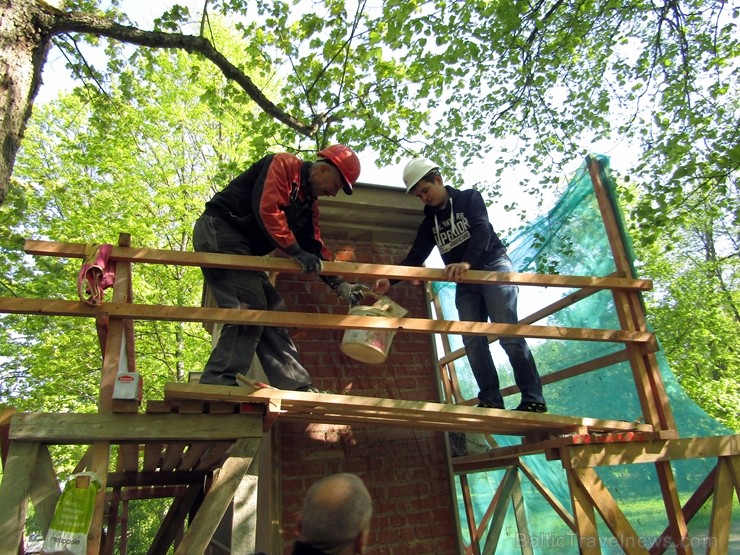 Preiļi top skaistāki - ar izzinošu stāstījumu pilsētas parkā noritējuši noslēdzošie darbi pie vārtu stabu apmetuma atjaunošanas, gruntēšanas un krāsoš 254034