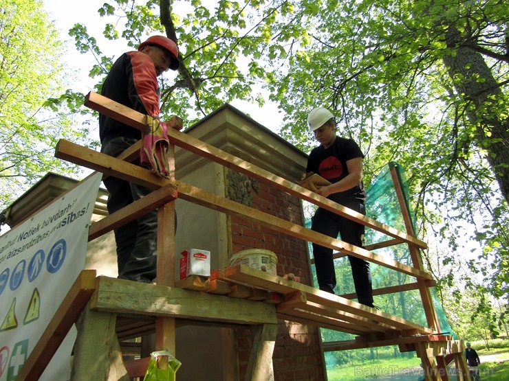 Preiļi top skaistāki - ar izzinošu stāstījumu pilsētas parkā noritējuši noslēdzošie darbi pie vārtu stabu apmetuma atjaunošanas, gruntēšanas un krāsoš 254035