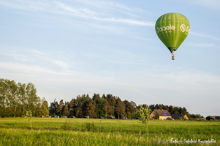 Festivāla laikā virs Kuldīgas krāšņi pacēlās vairākas gaisa balonu ekipāžas un priecēja kuplo apmeklētaju pulku Festivāla laikā virs Kuldīgas krāšņi pacēlās vairākas gaisa balonu ekipāžas un priecēja kuplo apmeklētaju pulku 255165