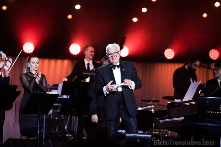 Ar krāšņu Maestro Raimonda Paula kino mūzikas koncertu Jūrmalā atklāj 2019. gada Dzintaru koncertzāles vasaras sezonu Ar krāšņu Maestro Raimonda Paula kino mūzikas koncertu Jūrmalā atklāj 2019. gada Dzintaru koncertzāles vasaras sezonu 255701