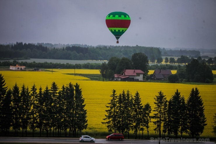 Visu Siguldas pilsētas svētku garumā siguldieši un pilsētas viesi baudīja krāšņu mākoņu kuģu rīta un vakara lidojumus Visu Siguldas pilsētas svētku garumā siguldieši un pilsētas viesi baudīja krāšņu mākoņu kuģu rīta un vakara lidojumus 255736