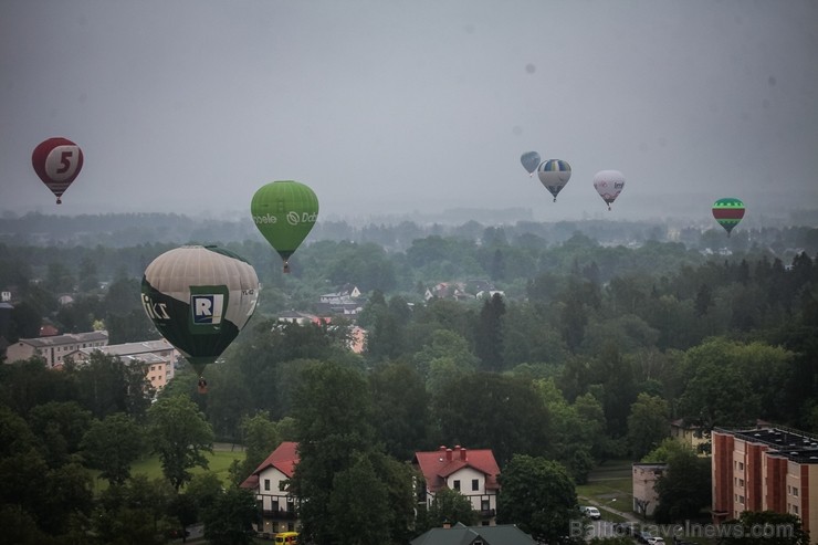 Visu Siguldas pilsētas svētku garumā siguldieši un pilsētas viesi baudīja krāšņu mākoņu kuģu rīta un vakara lidojumus Visu Siguldas pilsētas svētku garumā siguldieši un pilsētas viesi baudīja krāšņu mākoņu kuģu rīta un vakara lidojumus 255756