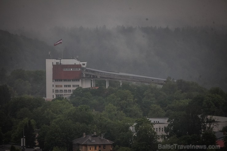 Visu Siguldas pilsētas svētku garumā siguldieši un pilsētas viesi baudīja krāšņu mākoņu kuģu rīta un vakara lidojumus Visu Siguldas pilsētas svētku garumā siguldieši un pilsētas viesi baudīja krāšņu mākoņu kuģu rīta un vakara lidojumus 255770