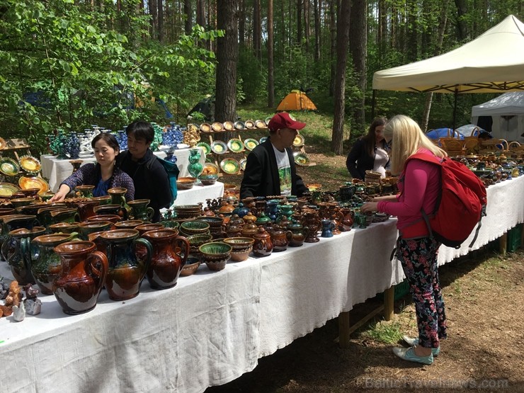 Latvijas Etnogrāfiskajā brīvdabas muzejā no 1. līdz 2. jūnijam jau 49. rīkoja Latviešu tautas lietišķās mākslas darinājumu Gadatirgu, kas pulcēja Latv Latvijas Etnogrāfiskajā brīvdabas muzejā no 1. līdz 2. jūnijam jau 49. rīkoja Latviešu tautas lietišķās mākslas darinājumu Gadatirgu, kas pulcēja Latv 256134