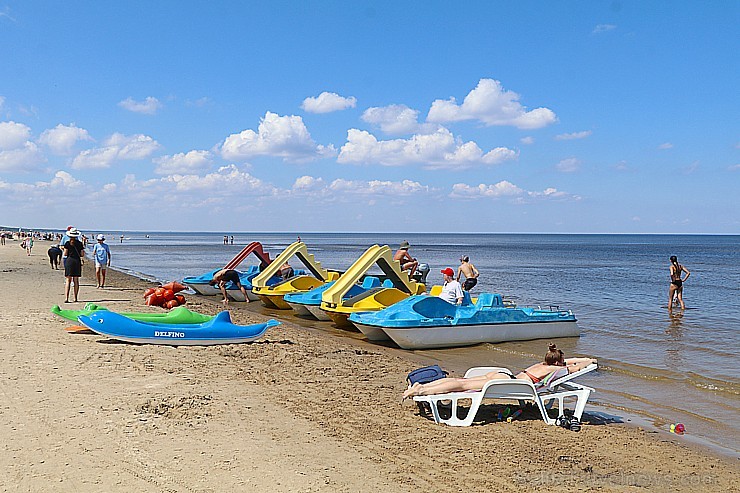 Jūrmala piedāvā karstu pludmali un dzestru peldi 256307