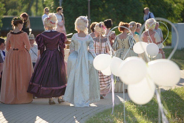 Rēzeknē15. jūnijā rīkoja Martas balli, kas veltīta Latgales novadniecei Martai Skavronskai, kurai liktenis bija lēmis kļūt par cara Pētera I sievu un Rēzeknē15. jūnijā rīkoja Martas balli, kas veltīta Latgales novadniecei Martai Skavronskai, kurai liktenis bija lēmis kļūt par cara Pētera I sievu un 257237