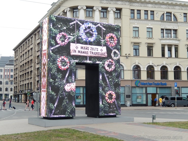Sagaidot Vasaras saulgriežus un Līgo svētkus, Rīgas noformējuma mākslinieciskās koncepcijas pamatā ir latviešu ornamenta Saules zīmes stilizācija. Nof Sagaidot Vasaras saulgriežus un Līgo svētkus, Rīgas noformējuma mākslinieciskās koncepcijas pamatā ir latviešu ornamenta Saules zīmes stilizācija. Nof 257420