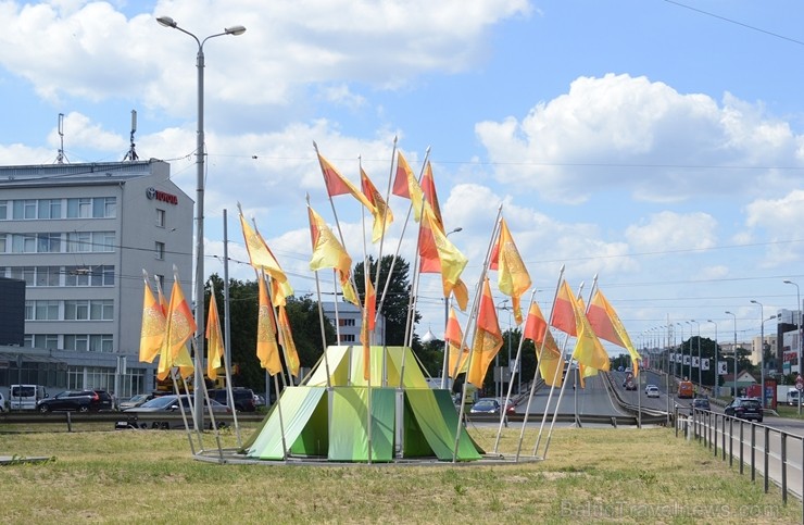 Sagaidot Vasaras saulgriežus un Līgo svētkus, Rīgas noformējuma mākslinieciskās koncepcijas pamatā ir latviešu ornamenta Saules zīmes stilizācija. Nof Sagaidot Vasaras saulgriežus un Līgo svētkus, Rīgas noformējuma mākslinieciskās koncepcijas pamatā ir latviešu ornamenta Saules zīmes stilizācija. Nof 257422