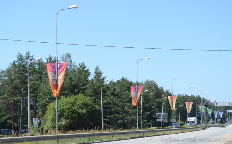Sagaidot Vasaras saulgriežus un Līgo svētkus, Rīgas noformējuma mākslinieciskās koncepcijas pamatā ir latviešu ornamenta Saules zīmes stilizācija. Nof Sagaidot Vasaras saulgriežus un Līgo svētkus, Rīgas noformējuma mākslinieciskās koncepcijas pamatā ir latviešu ornamenta Saules zīmes stilizācija. Nof 257427