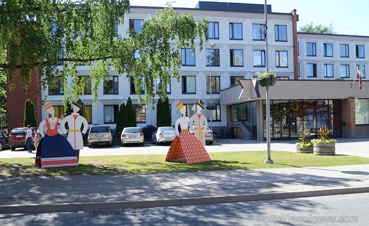 Sagaidot Vasaras saulgriežus un Līgo svētkus, Rīgas noformējuma mākslinieciskās koncepcijas pamatā ir latviešu ornamenta Saules zīmes stilizācija. Nof Sagaidot Vasaras saulgriežus un Līgo svētkus, Rīgas noformējuma mākslinieciskās koncepcijas pamatā ir latviešu ornamenta Saules zīmes stilizācija. Nof 257429