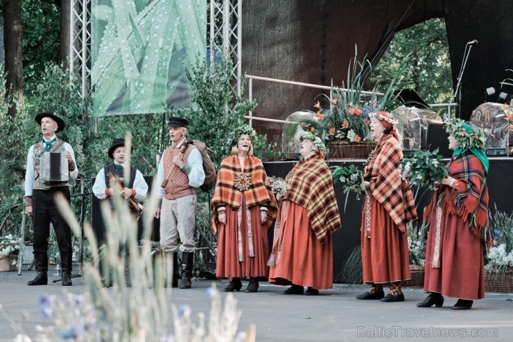 Jau vairākus gadus līgotāji, kuriem tuvāka ir tradicionālā Jāņu svinēšana, pulcējas Rīgas augstākajā kalnā – Dzegužkalnā Jau vairākus gadus līgotāji, kuriem tuvāka ir tradicionālā Jāņu svinēšana, pulcējas Rīgas augstākajā kalnā – Dzegužkalnā 257470