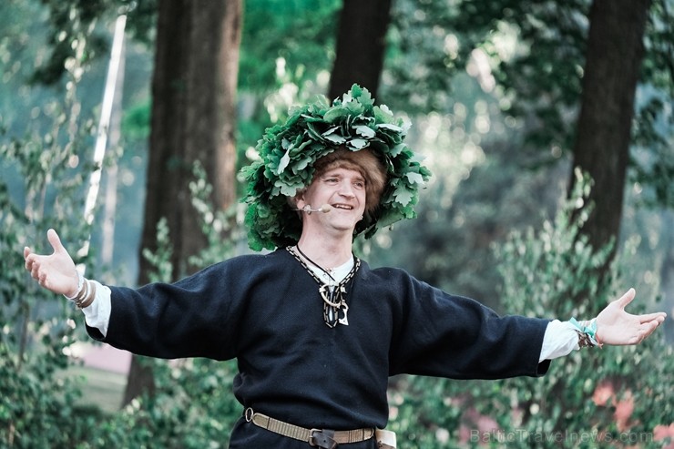 Jau vairākus gadus līgotāji, kuriem tuvāka ir tradicionālā Jāņu svinēšana, pulcējas Rīgas augstākajā kalnā – Dzegužkalnā Jau vairākus gadus līgotāji, kuriem tuvāka ir tradicionālā Jāņu svinēšana, pulcējas Rīgas augstākajā kalnā – Dzegužkalnā 257471