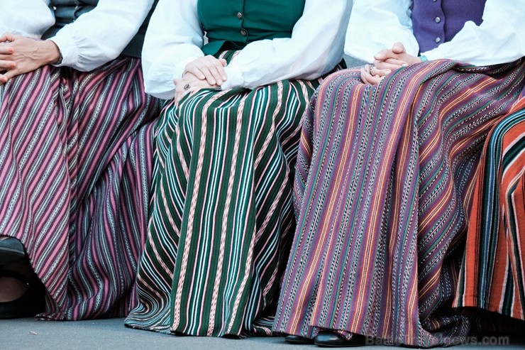 Jau vairākus gadus līgotāji, kuriem tuvāka ir tradicionālā Jāņu svinēšana, pulcējas Rīgas augstākajā kalnā – Dzegužkalnā Jau vairākus gadus līgotāji, kuriem tuvāka ir tradicionālā Jāņu svinēšana, pulcējas Rīgas augstākajā kalnā – Dzegužkalnā 257473