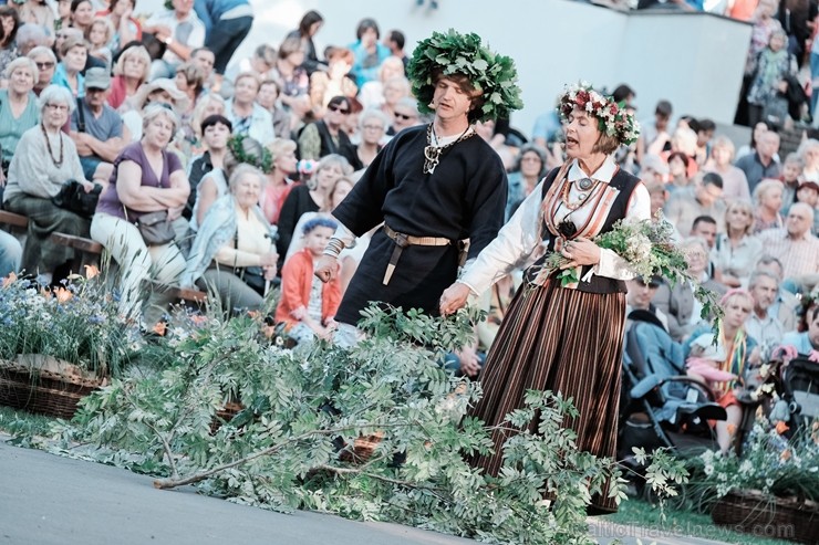 Jau vairākus gadus līgotāji, kuriem tuvāka ir tradicionālā Jāņu svinēšana, pulcējas Rīgas augstākajā kalnā – Dzegužkalnā Jau vairākus gadus līgotāji, kuriem tuvāka ir tradicionālā Jāņu svinēšana, pulcējas Rīgas augstākajā kalnā – Dzegužkalnā 257474
