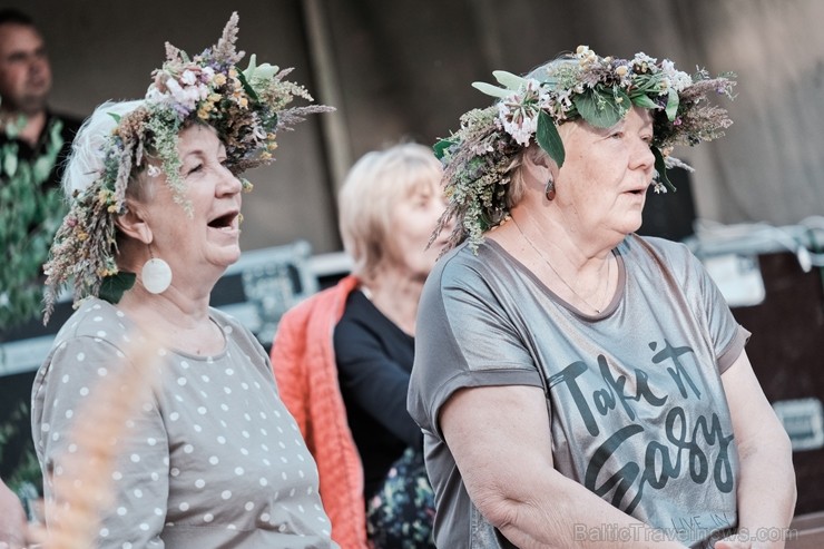 Jau vairākus gadus līgotāji, kuriem tuvāka ir tradicionālā Jāņu svinēšana, pulcējas Rīgas augstākajā kalnā – Dzegužkalnā Jau vairākus gadus līgotāji, kuriem tuvāka ir tradicionālā Jāņu svinēšana, pulcējas Rīgas augstākajā kalnā – Dzegužkalnā 257475
