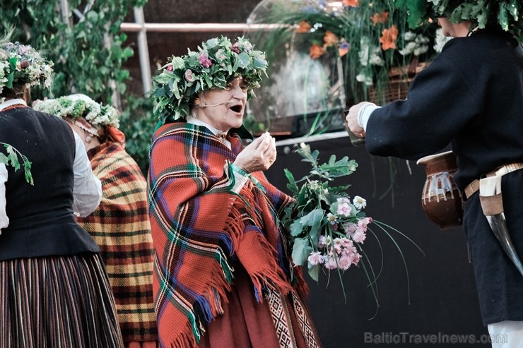Jau vairākus gadus līgotāji, kuriem tuvāka ir tradicionālā Jāņu svinēšana, pulcējas Rīgas augstākajā kalnā – Dzegužkalnā Jau vairākus gadus līgotāji, kuriem tuvāka ir tradicionālā Jāņu svinēšana, pulcējas Rīgas augstākajā kalnā – Dzegužkalnā 257477