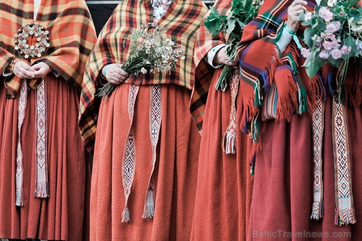 Jau vairākus gadus līgotāji, kuriem tuvāka ir tradicionālā Jāņu svinēšana, pulcējas Rīgas augstākajā kalnā – Dzegužkalnā Jau vairākus gadus līgotāji, kuriem tuvāka ir tradicionālā Jāņu svinēšana, pulcējas Rīgas augstākajā kalnā – Dzegužkalnā 257478
