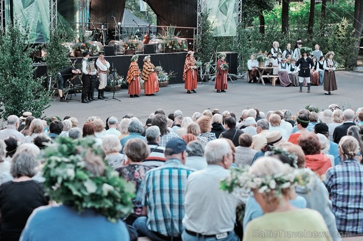 Jau vairākus gadus līgotāji, kuriem tuvāka ir tradicionālā Jāņu svinēšana, pulcējas Rīgas augstākajā kalnā – Dzegužkalnā Jau vairākus gadus līgotāji, kuriem tuvāka ir tradicionālā Jāņu svinēšana, pulcējas Rīgas augstākajā kalnā – Dzegužkalnā 257479